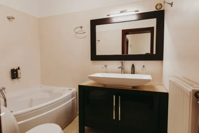 Carmel Luxury Villa I — bedroom a toilet
