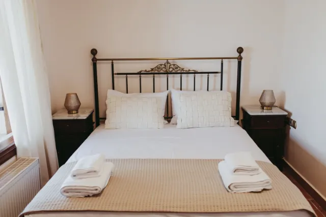 Carmel Luxury Villa II — bedroom b 2